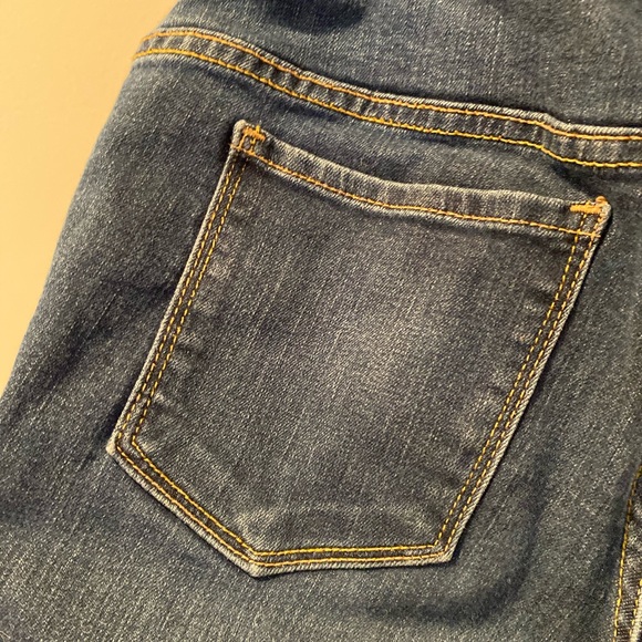 Old navy maternity jeans - Picture 3 of 5